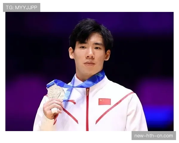 张博恒训练完随手啃鸡腿的样子，真不像拿过世锦赛冠军的人