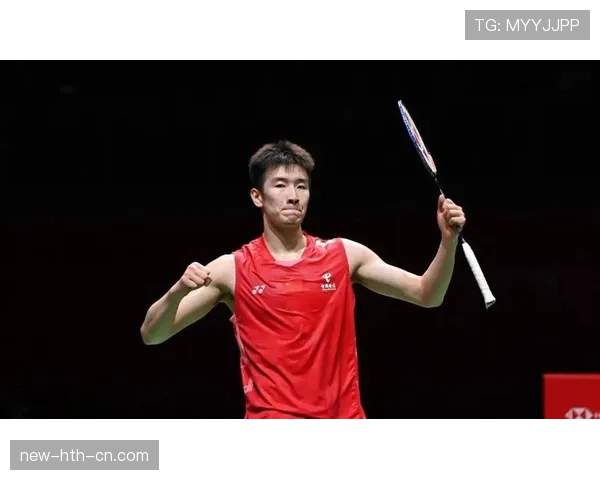 李诗沣训练完直接瘫地上啃香蕉，这自律和摆烂的切换也太真实了